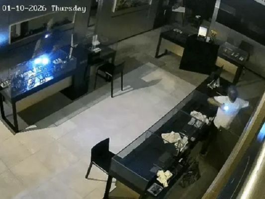 At 4 am, 5-7 miscreants broke the shutter and stole valuable watches. A daring theft took place at the Rado showroom on Tonk Road.