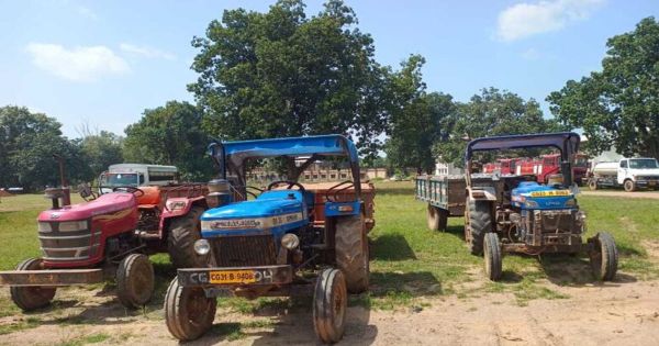 Strict action against illegal mineral transportation, 6 vehicles loaded with sand and stones seized