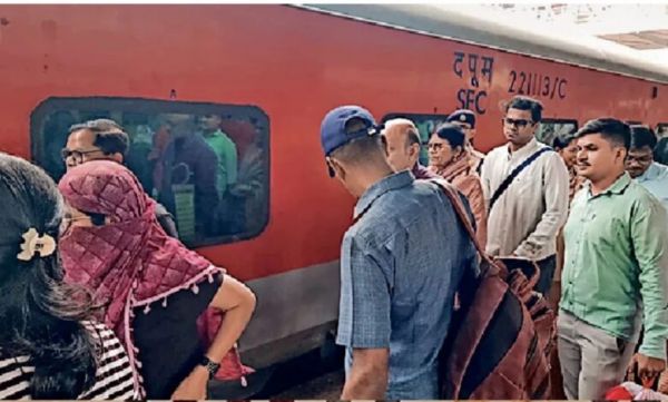Passengers on the Raipur-Durg route are suffering due to train delays, with even a Member of Parliament waiting at the station; the train arrived half an hour late.