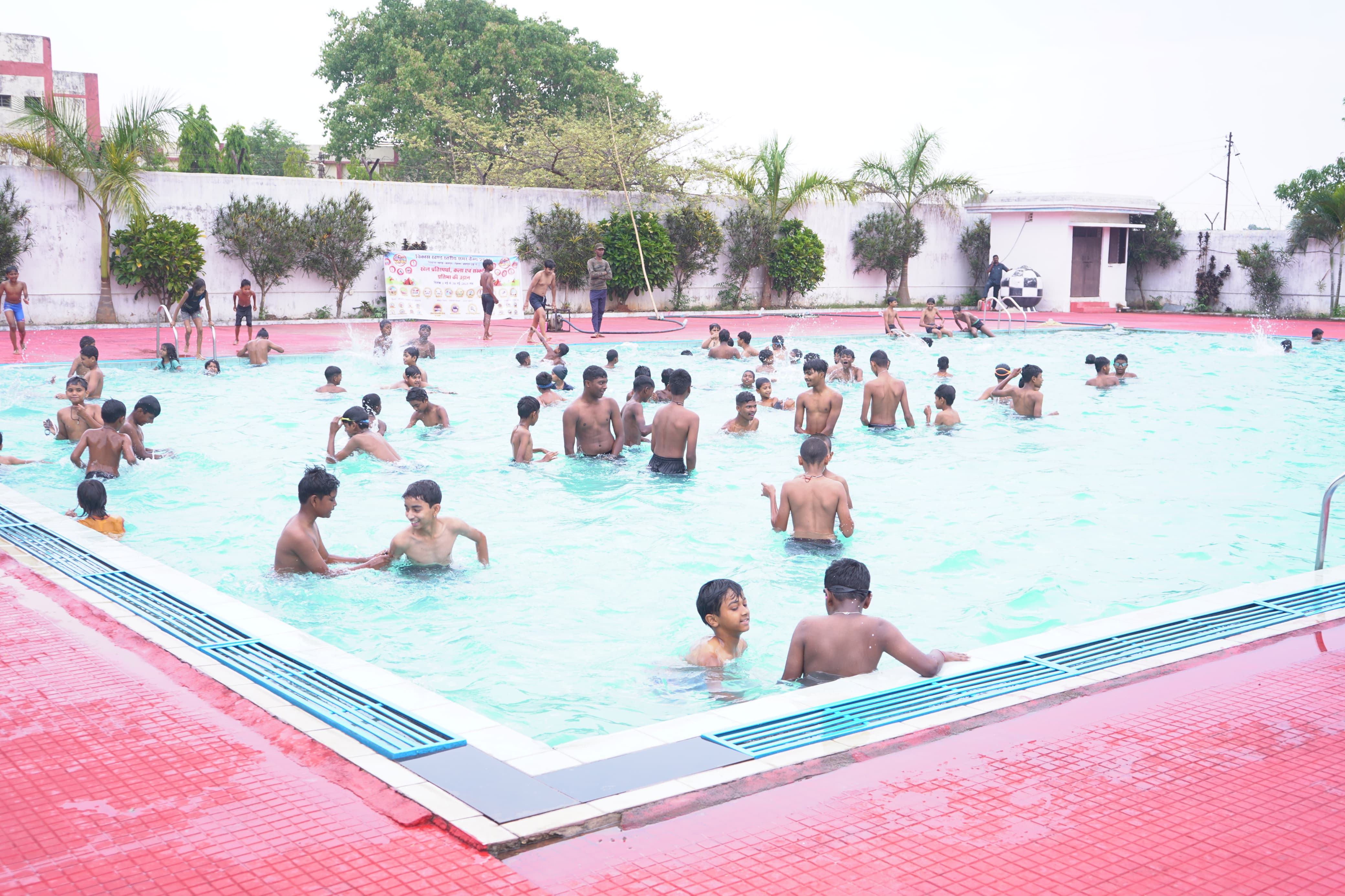 In the summer camp, children from small to big are participating enthusiastically in swimming, cricket and other activities
