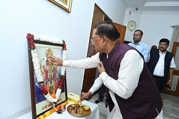 The Chief Minister offered prayers to Lord Dhanvantari and asked for the blessing of health for the people of the state.