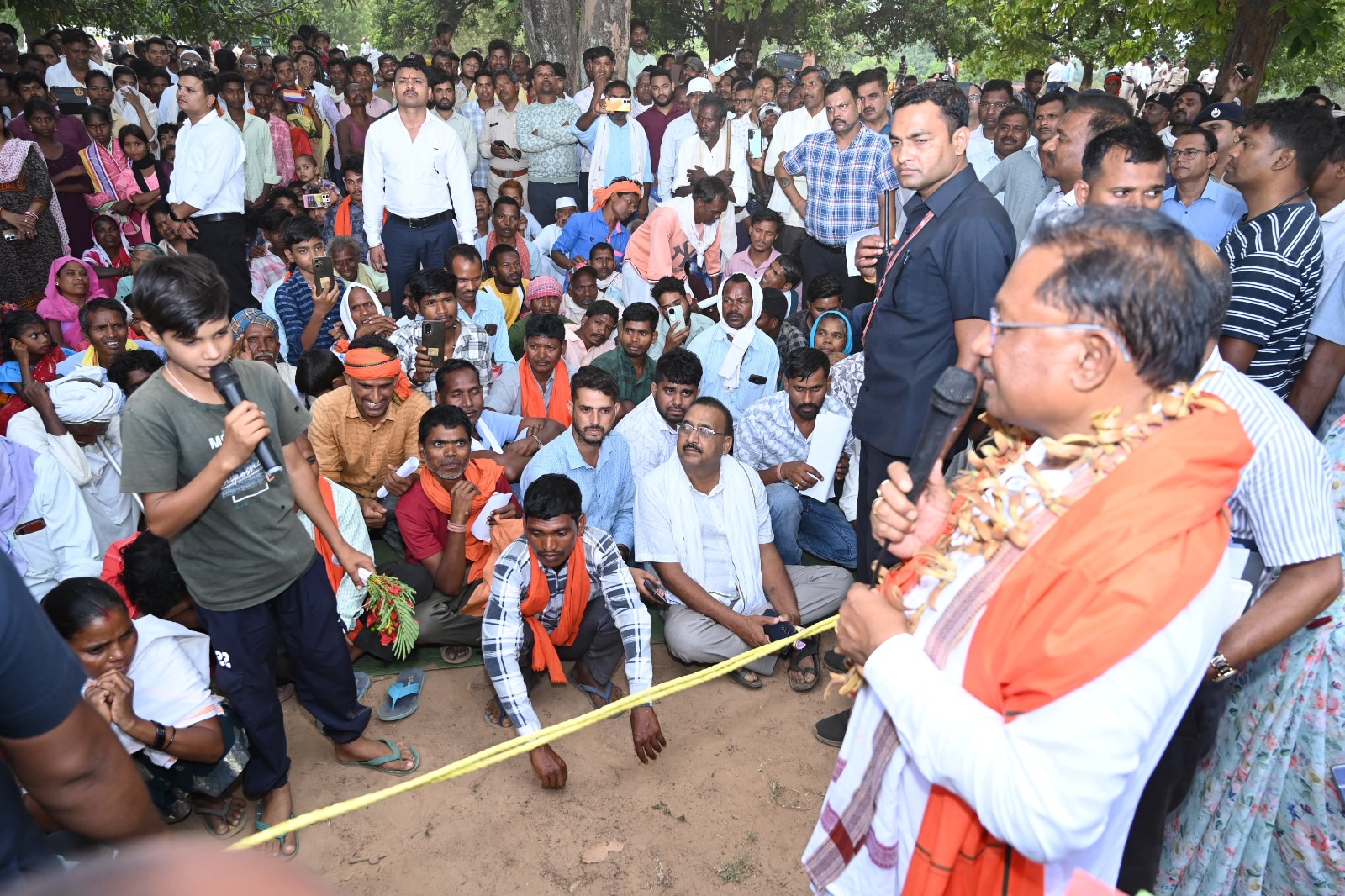  Chief Minister Vishnu Dev Sai's surprise visit to Hargawan village: Direct interaction with villagers