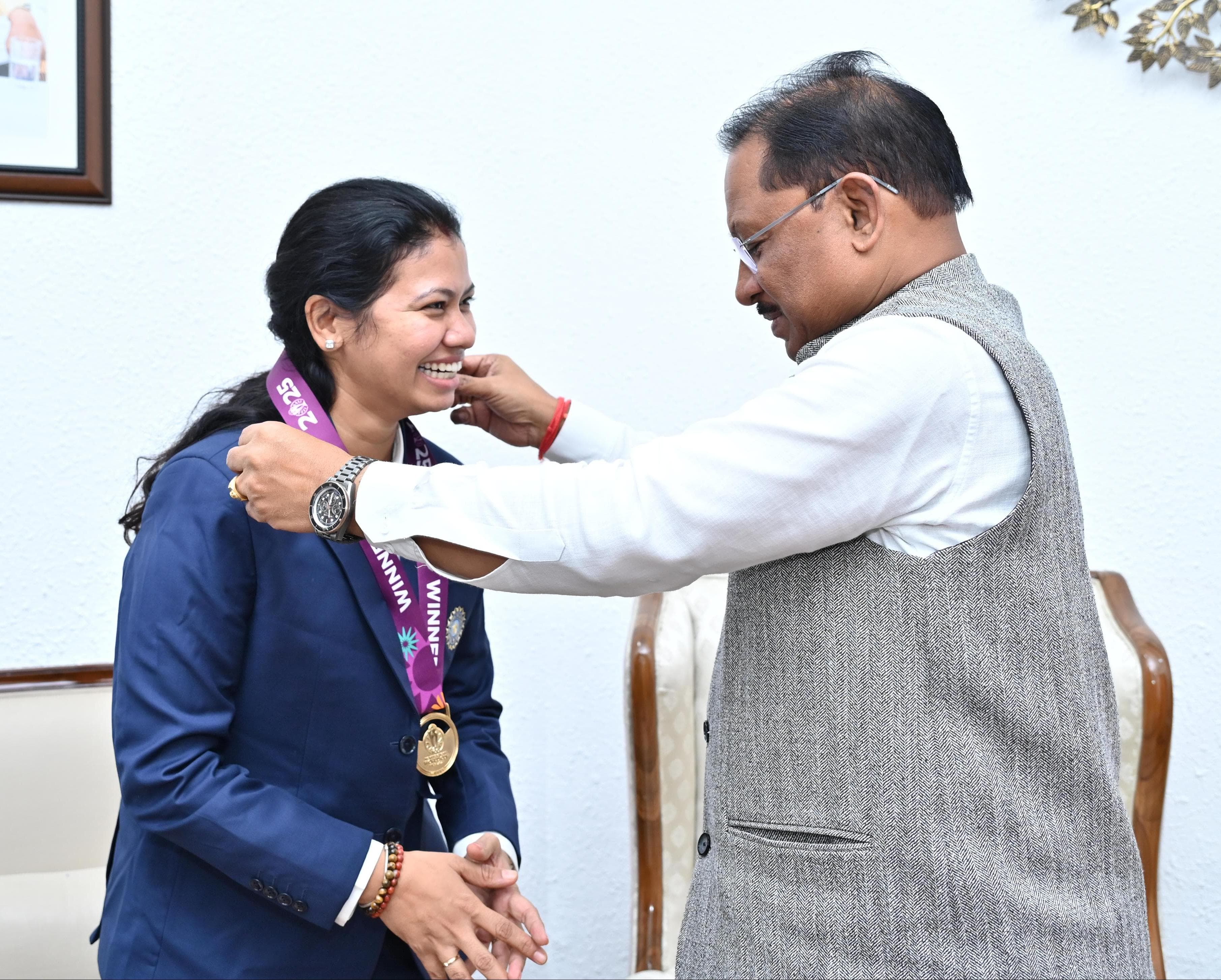 World Cup-Winning Indian Women&rsquo;s Cricket Team Physio Akanksha Satyavanshi Meets Chief Minister Vishnu Deo Sai