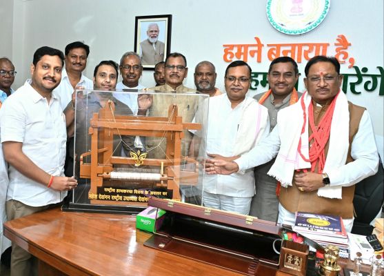 *CM Vishnu Deo Sai Meets Delegation from Weavers&rsquo; Community on National Handloom Day