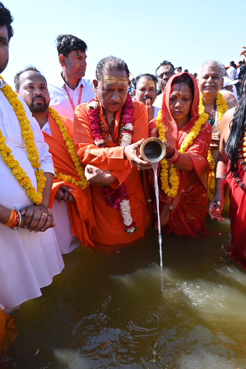 Prayagraj Mahakumbh 2025: Chief Minister Vishnu Deo Sai Takes a Holy Dip at Triveni Sangam, Prays for the Prosperity of Chhattisgarh