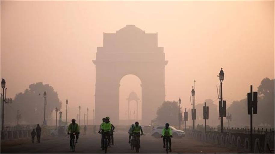Delhi Air Pollution: Delhi's air is suffocating! Toxic air raises AQI to 447, making breathing difficult.