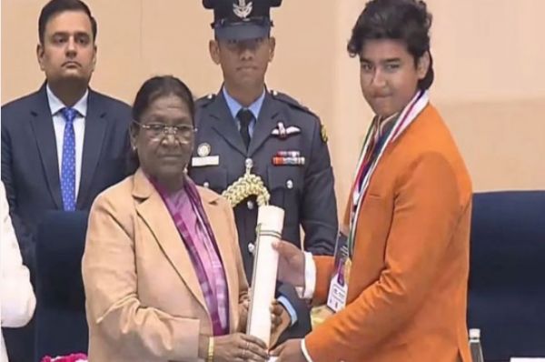 Cricketer Vaibhav Suryavanshi and 20 other children were awarded the Children's Award.