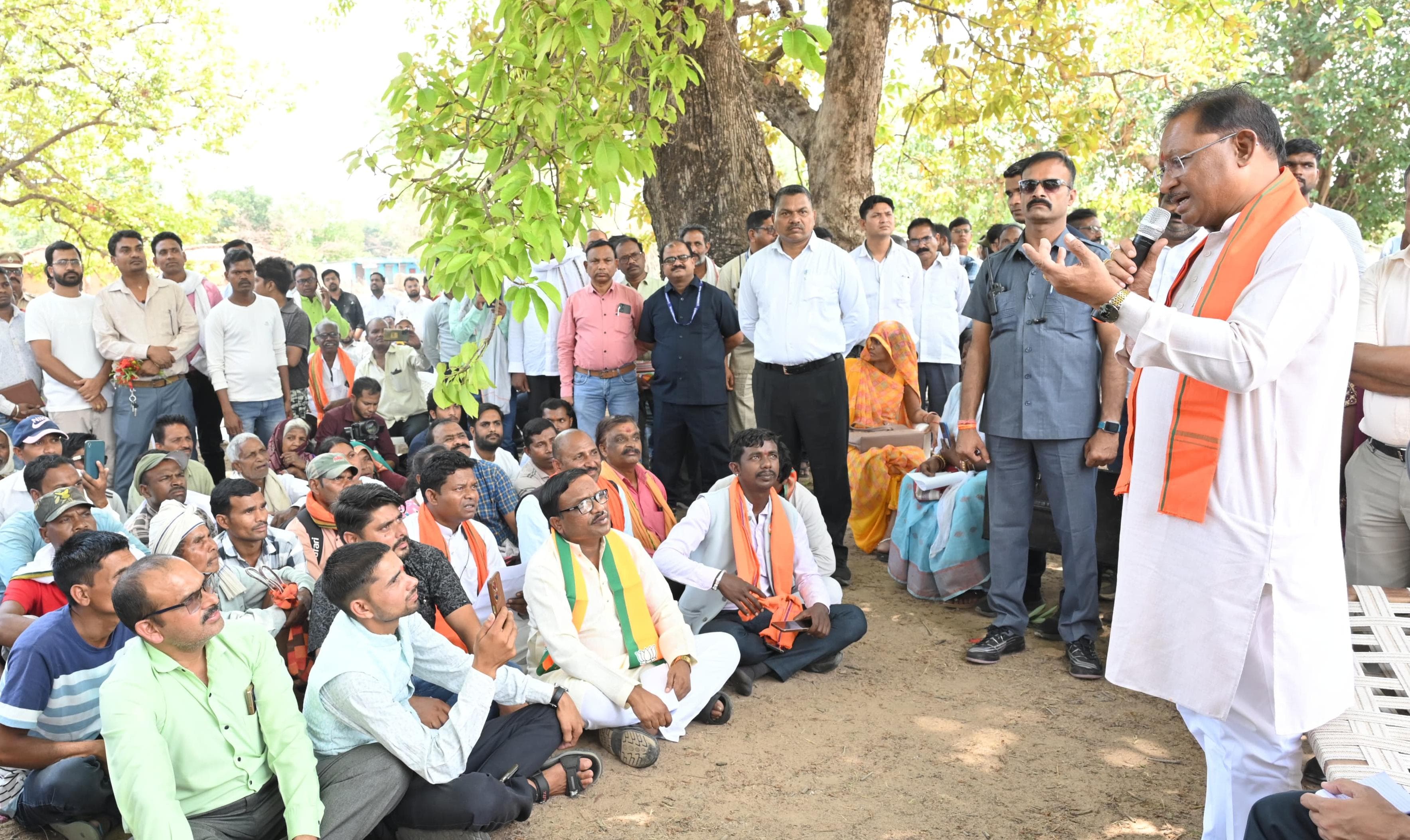 Villagers were delighted to see Chief Minister Vishnu Dev Sai suddenly amongst them: They immediately plucked flowers from trees and made a bouquet to welcome him