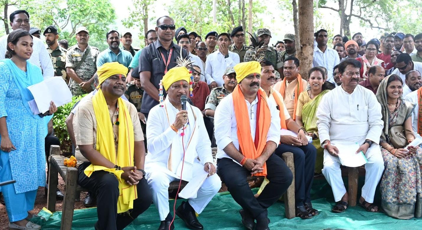 Chief Minister Vishnu Dev Sai organized a Chaupal in Basing: The rain of gifts brought smiles on the faces of the villagers