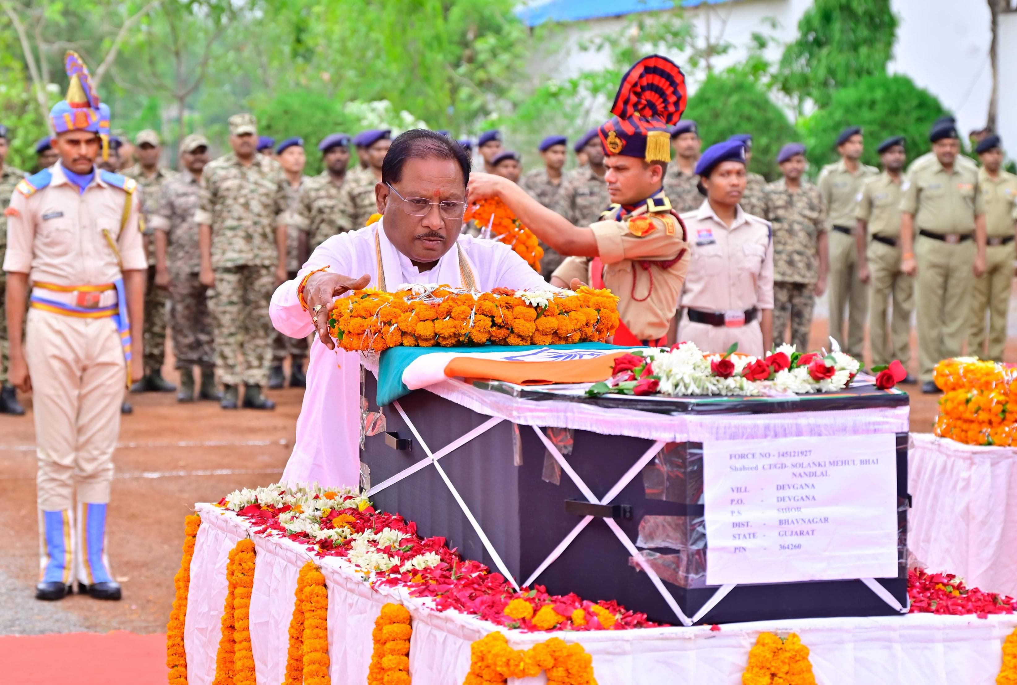 Chief Minister paid tribute to martyr Mehul Bhai who was martyred in Naxal encounter: Gave final farewell to martyr Mehul Bhai by shouldering his mortal remains