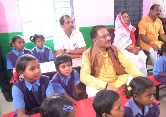 Chief Minister Shri Vishnu Deo Sai Launches 'Sampark Smart School and Smart Block Programme’ in Jashpur, Hailing it as Education Milestone