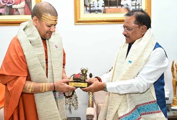 Niranjan Peethadheeshwar Mahamandaleshwar Dr. Swami Kailashanand Giri Ji Maharaj Pays Courtesy Visit to Chief Minister Shri Vishnu Deo Sai
